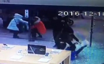 चाईनीज प्रोडक्ट्स का असली रूप आया सामने,शीशे के गिरने से बच्चा हुआ घायल।देखें विडियो। Chinese Products real truth