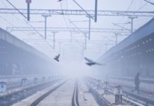 दिल्ली व आसपास के इलाको में दिखा कोहरे का कहर. रेल यातायात बुरी तरह से प्रभावित. fog havoc in Delhi and surrounding areas
