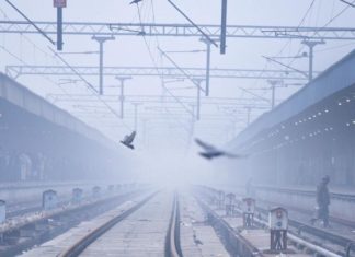 दिल्ली व आसपास के इलाको में दिखा कोहरे का कहर. रेल यातायात बुरी तरह से प्रभावित. fog havoc in Delhi and surrounding areas