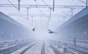 दिल्ली व आसपास के इलाको में दिखा कोहरे का कहर. रेल यातायात बुरी तरह से प्रभावित. fog havoc in Delhi and surrounding areas