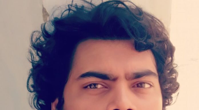 20 साल से लकड़ी बेच रहे इस आदमी की पूरी संपति के बारे में जानकर आप भी चौंक जाएंगे। wood selling milloniare