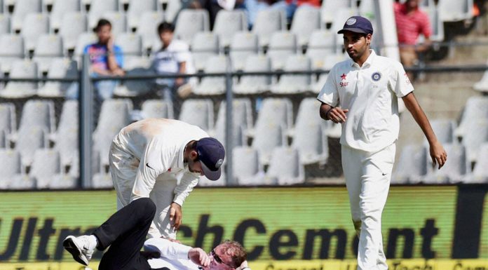 IndvsEng: मैदान पर भुवनेश्वर की थ्रो से लगी अम्पायर को चोट umpire hurt from bhuvneshwar throw