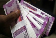 अपने ही बैंक अकाउंट को देखकर घबरा गए ये लोग।जानिए आखिर ऐसा क्या हुआ? amazed to see his own bank account balance