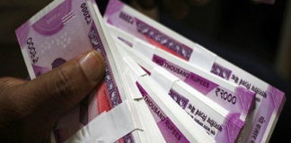 अपने ही बैंक अकाउंट को देखकर घबरा गए ये लोग।जानिए आखिर ऐसा क्या हुआ? amazed to see his own bank account balance