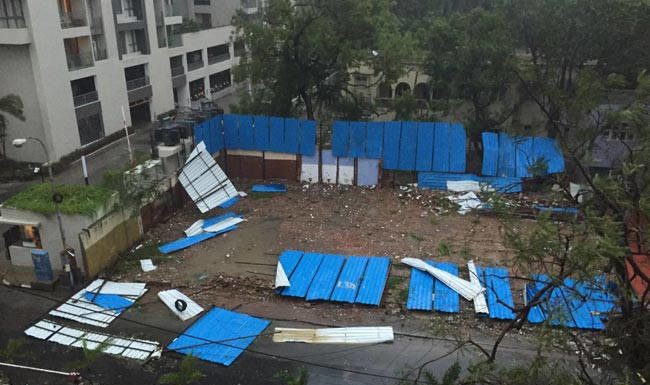 वरदा तूफ़ान से चेन्नई में 100 km की रफ़्तार से चली हवाएं . 2 लोगों की मौत Varda storm winds running at the speed of 100 km