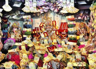 अनोखा मंदिर जहां प्रसाद में मिलते हैं सोने के गहने Unique temple where offerings are given in gold jewelry