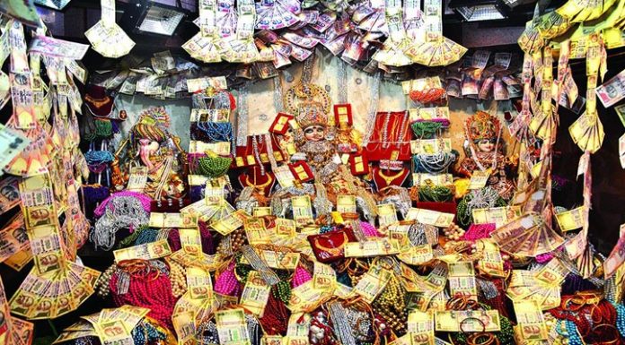 अनोखा मंदिर जहां प्रसाद में मिलते हैं सोने के गहने Unique temple where offerings are given in gold jewelry