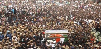 अंतिम सफ़र पर निकली लाखों लोगों की अम्मा.पार्थिव शरीर को जलाया नहीं बल्कि दफन किया जाएगा jayalalithaa's last journey