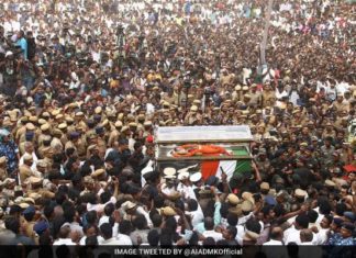 अंतिम सफ़र पर निकली लाखों लोगों की अम्मा.पार्थिव शरीर को जलाया नहीं बल्कि दफन किया जाएगा jayalalithaa's last journey