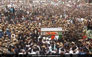 अंतिम सफ़र पर निकली लाखों लोगों की अम्मा.पार्थिव शरीर को जलाया नहीं बल्कि दफन किया जाएगा jayalalithaa's last journey