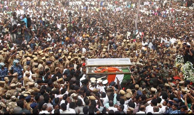 अंतिम सफ़र पर निकली लाखों लोगों की अम्मा.पार्थिव शरीर को जलाया नहीं बल्कि दफन किया जाएगा jayalalithaa's last journey