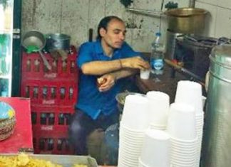 कांग्रेस के पास चाय वाले का उधार चुकाने के नहीं हैं पैसे. Congress dont have money to pay tea vendor