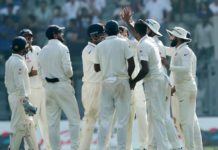 टेस्ट मैच के पहले दिन ही इंग्लैंड की आधी टीम लौटी पैवेलियन. England half team returned to pavilion on 1st day of test match