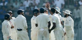 टेस्ट मैच के पहले दिन ही इंग्लैंड की आधी टीम लौटी पैवेलियन. England half team returned to pavilion on 1st day of test match