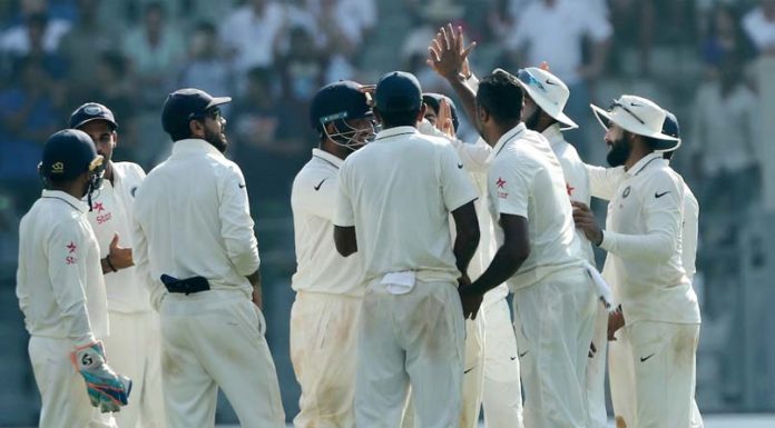 टेस्ट मैच के पहले दिन ही इंग्लैंड की आधी टीम लौटी पैवेलियन. England half team returned to pavilion on 1st day of test match