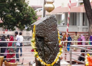 बिना छत वाला मशहूर शनि देव का मंदिर famous roofless temple of Shani Dev