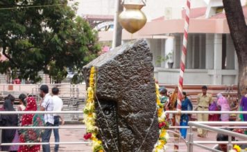 बिना छत वाला मशहूर शनि देव का मंदिर famous roofless temple of Shani Dev