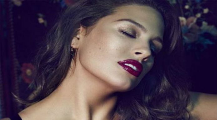 एश्ले ग्राहम की इन बोल्ड तस्वीरों ने एक बार फिर मचाई धूम Ashley Graham once again caused a splash of bold pictures