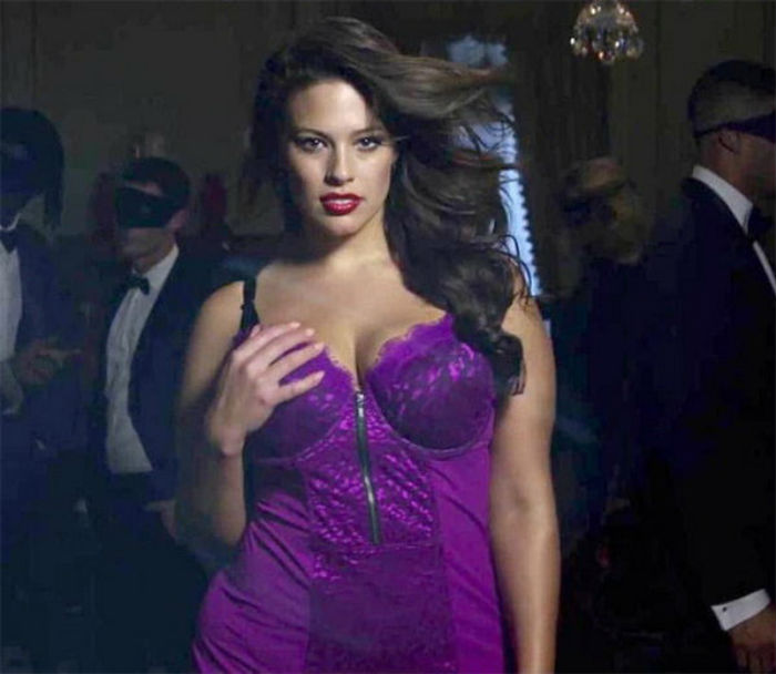 Ashley Graham once again caused a splash of bold pictures