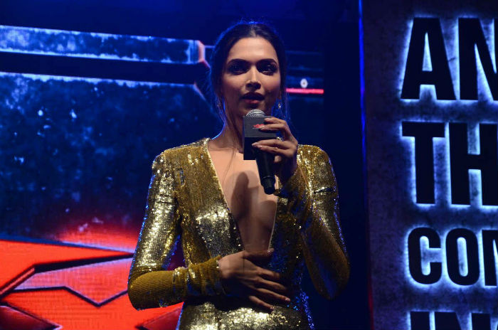 when sizzling dress became problem for deepika 