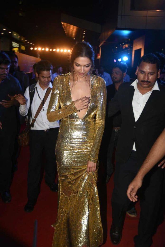 when sizzling dress became problem for deepika