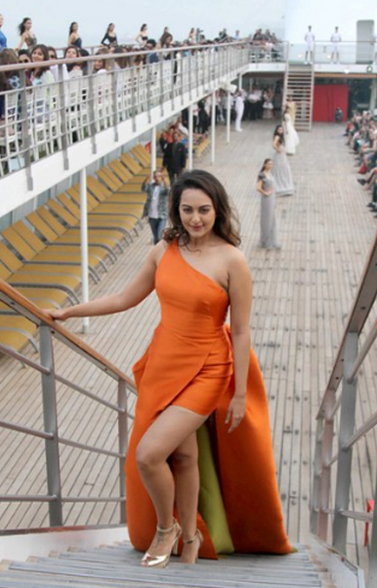 Sonakshi rampwalk on LFW opening 