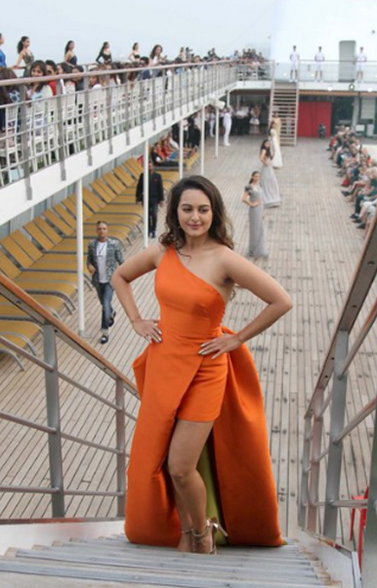 Sonakshi rampwalk on LFW opening 