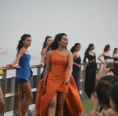 सोनाक्षी ने की ‘LFW’ की ओपनिंग इस डिज़ाइनर ड्रेस के साथ किया रैंपवॉक Sonakshi rampwalk on LFW opening