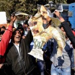 शाहरुख़ खान की फिल्म रईस के रिलीज़ पर हुआ विरोध, जलाए गए शाहरुख़ के पोस्टर protest on release of movie raees burnt posters of Shahrukh