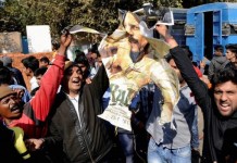 शाहरुख़ खान की फिल्म रईस के रिलीज़ पर हुआ विरोध, जलाए गए शाहरुख़ के पोस्टर protest on release of movie raees burnt posters of Shahrukh