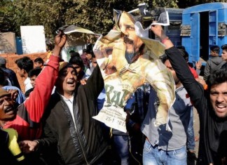 शाहरुख़ खान की फिल्म रईस के रिलीज़ पर हुआ विरोध, जलाए गए शाहरुख़ के पोस्टर protest on release of movie raees burnt posters of Shahrukh