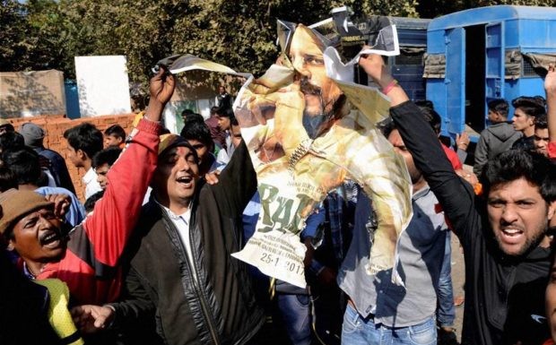 शाहरुख़ खान की फिल्म रईस के रिलीज़ पर हुआ विरोध, जलाए गए शाहरुख़ के पोस्टर protest on release of movie raees burnt posters of Shahrukh