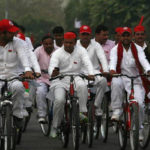 पिता या पुत्र : कौन करेगा साइकिल की सवारी Father or son who will ride bicycle