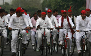 पिता या पुत्र : कौन करेगा साइकिल की सवारी Father or son who will ride bicycle