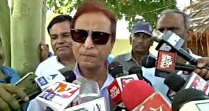 प्रियंका की ख़ूबसूरती को लेकर चल रहे विवाद में कूदे आजम खान , साधा बीजेपी पर निशाना aajam khan took a dig at BJP on priyanka controversy