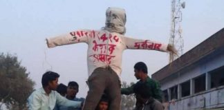 दलबदलुओ को टिकट देने से गुस्साए बीजेपी कार्यकर्ताओ ने फूंका केशव प्रसाद का पुतला bjp workers upset over ticket being given to outsiders