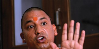 आदित्यनाथ को सीएम् उम्मीदवार ना बनाये जाने पर उनकी संस्था ने खोला बीजेपी के खिलाफ मोर्चा Adityanath's party hindu yuva vahani raised hackles for bjp