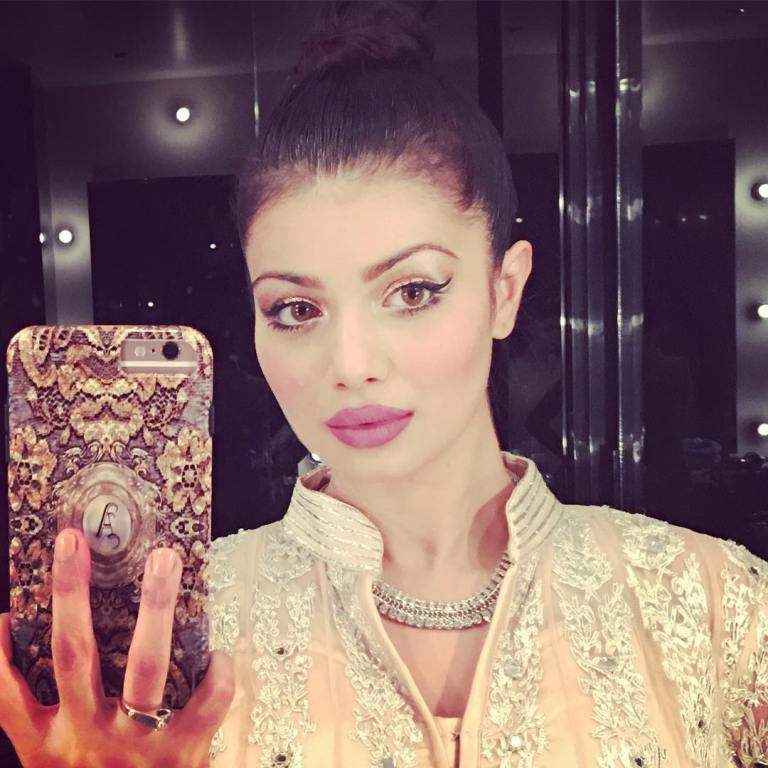  Ayesha Takia look like this after Lip surgery 