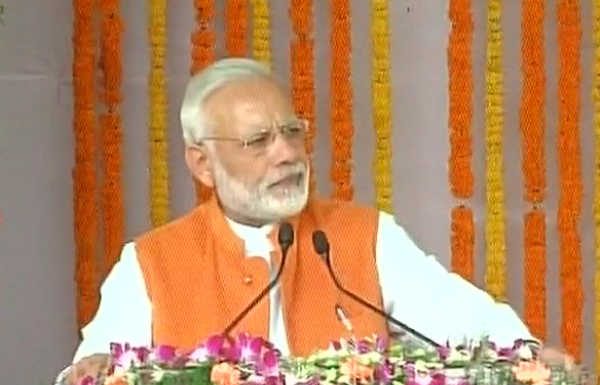 मऊ में मोदी ने सपा पे साधा निशाना अखिलेश को बताया किसान विरोधी Modi said on Mau that akhilesh is anti farmer