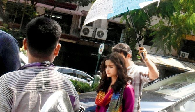 बद्रीनाथ की दुल्हनिया के सेट्स पर कुछ इस प्रकार नज़र आईं आलिया भट alia bhatt phots from the sets of badrinath ki dhulaniya
