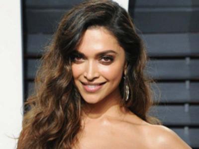 Deepika Pdukone looks beautiful in Oscar Award ceremony , view photos