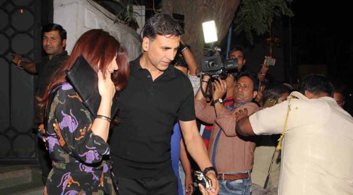 डिनर डेट पर अक्षय कुमार के साथ नज़र आईं ट्विंकल खन्ना,देखें तस्वीरें