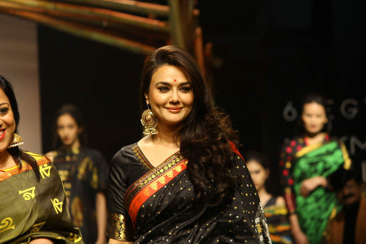 Preity Zinta walked the ramp in unique style view photos