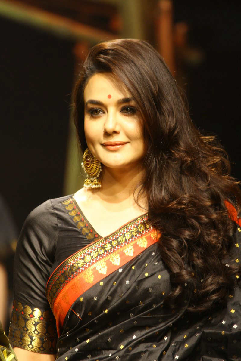 Preity Zinta walked the ramp in unique style view photos