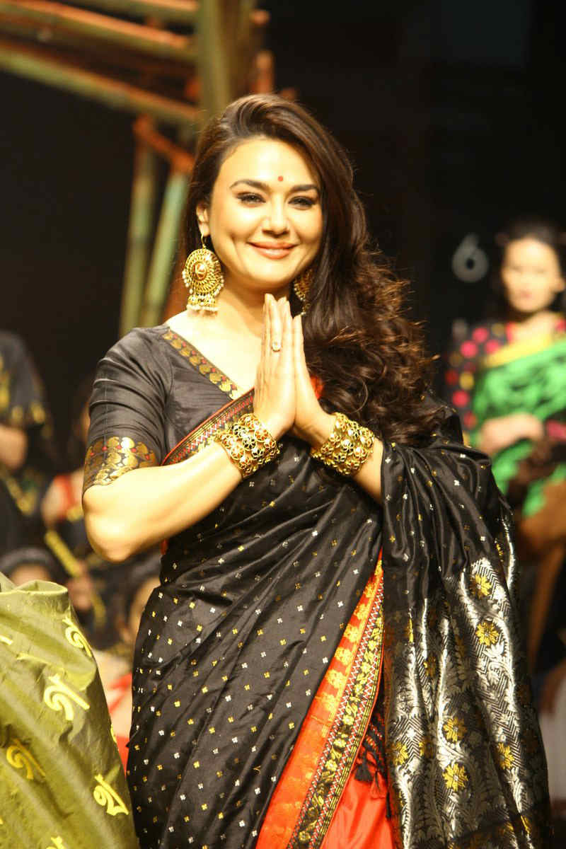 Preity Zinta walked the ramp in unique style view photos