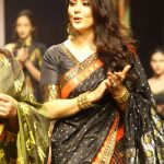 अपने अनोखे अंदाज़ में रैंप पर उतरीं प्रीती ज़िंटा, देखें तस्वीरें Preity Zinta walked the ramp in unique style view photos