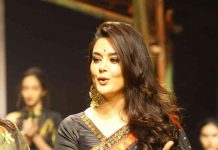 अपने अनोखे अंदाज़ में रैंप पर उतरीं प्रीती ज़िंटा, देखें तस्वीरें Preity Zinta walked the ramp in unique style view photos