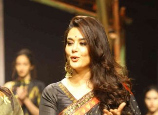 अपने अनोखे अंदाज़ में रैंप पर उतरीं प्रीती ज़िंटा, देखें तस्वीरें Preity Zinta walked the ramp in unique style view photos