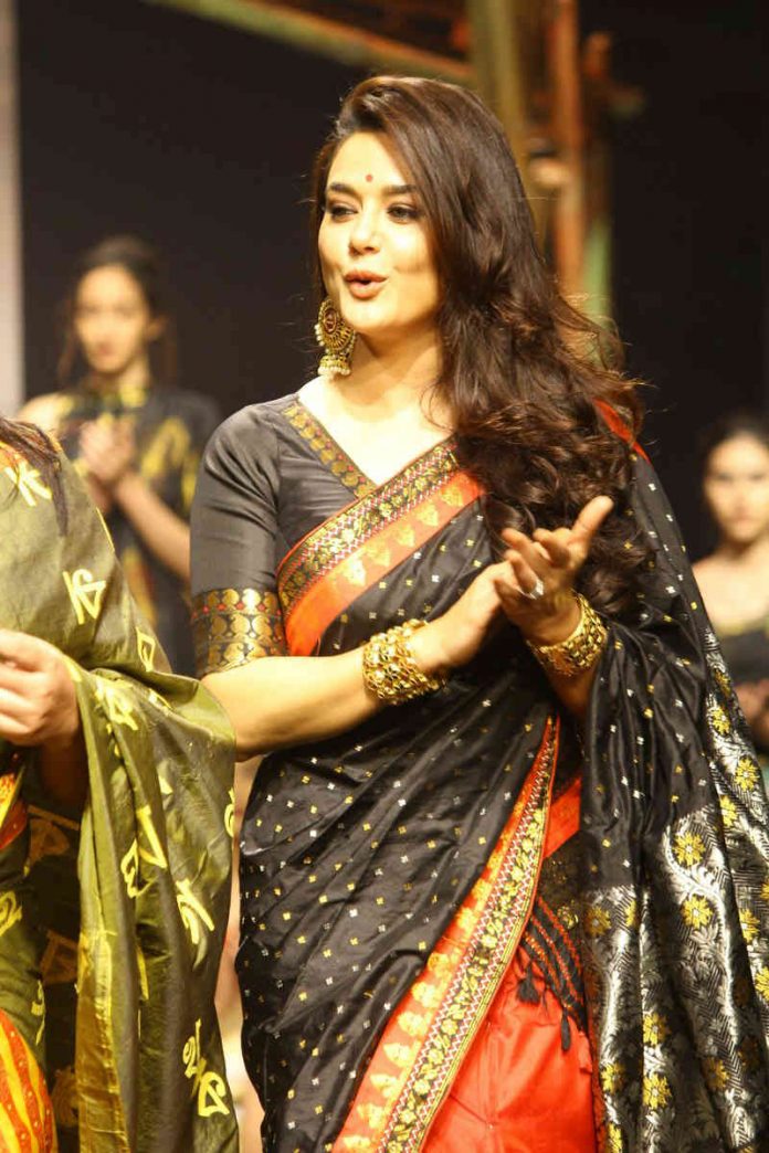 Preity Zinta walked the ramp in unique style view photos