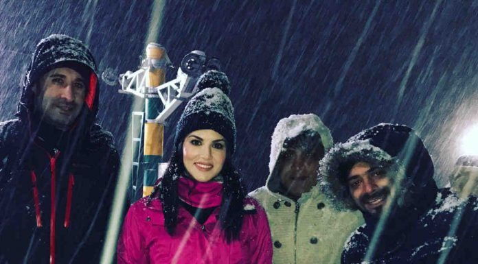बर्फ़बारी के बीच कश्मीर घूमने पहुंची सनी लियॉन, तस्वीरें आईं सामने Sunny Leone came to roam in kashmir